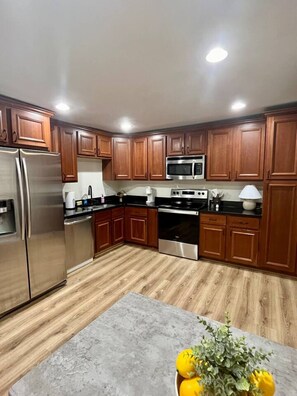 Jääkaappi, mikroaaltouuni, uuni, liesi