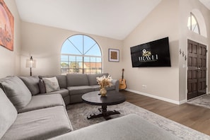 House | 4 bedrooms, desk, Internet