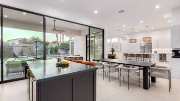 House | 5 bedrooms, desk, Internet