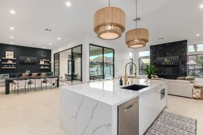 Hus | 5 sovrum, skrivbord och internet
