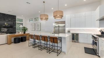 House | 5 bedrooms, desk, Internet