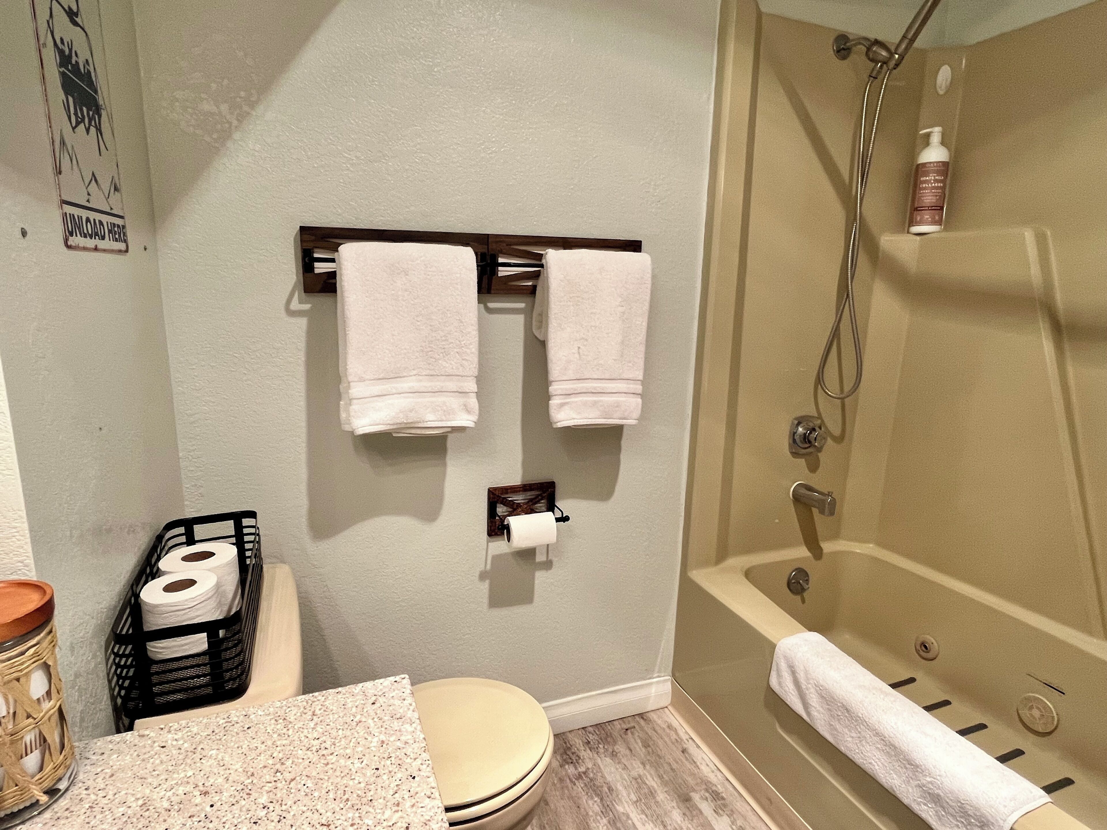 Een bubbelbad, een haardroger, handdoeken, zeep