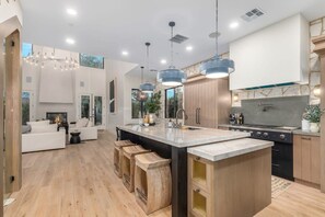 House | 6 bedrooms, desk, Internet