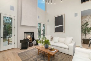 6 bedrooms, desk, Internet - Stonewood Luxe Estate 5 Showers Heated Pool GYM (Scottsdale)