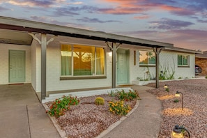 4 bedrooms, Internet - SW Modern Retreat 2 Masters Pool Hottub Firepit (Scottsdale)