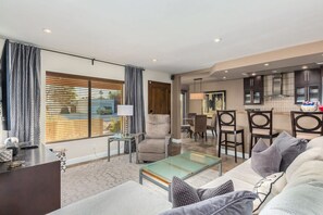 House - Executive Retreat Pool Spa AZ Canal Trail BBQ (Scottsdale)