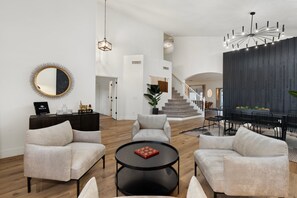 House | 6 bedrooms, desk, Internet - The Cardinal Walk to Stadium Pool Spa Sportcourt (Glendale)