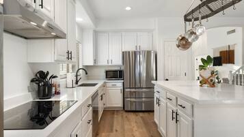 House | 6 bedrooms, desk, Internet