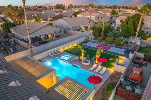 House | 6 bedrooms, desk, Internet