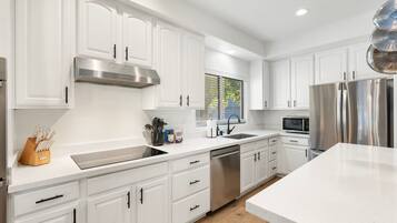 House | 6 bedrooms, desk, Internet