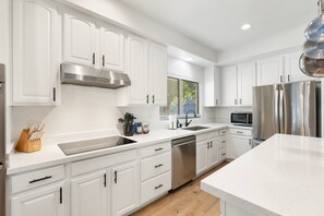 6 habitaciones, escritorio y acceso a internet 