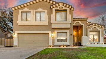 House | 6 bedrooms, desk, Internet