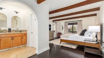 House | 4 bedrooms, desk, Internet