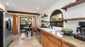 House | 4 bedrooms, desk, Internet