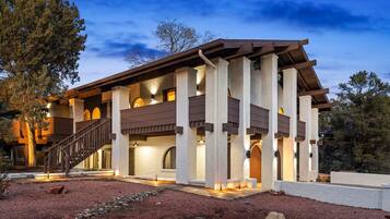 House | 4 bedrooms, desk, Internet