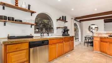 House | 4 bedrooms, desk, Internet