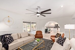 House | 5 bedrooms, Internet - Tiki Paradise w Htd Pool Putt Grn Tiki Bar (Phoenix)