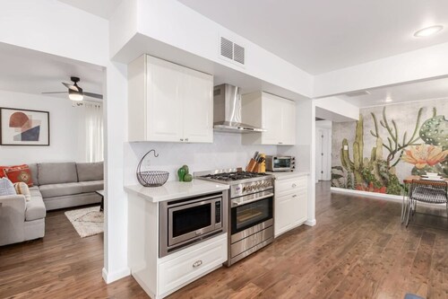 Ochenta Modern Retreat Htd Pool Spa Putt Grn Gym