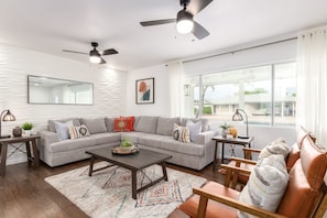 House | 4 bedrooms, Internet - Ochenta Modern Retreat Htd Pool Spa Putt Grn Gym (Scottsdale)