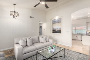 House | 4 bedrooms, Internet - Modern Family Retreat - Pool Spa Firepit Putt Grn (Scottsdale)