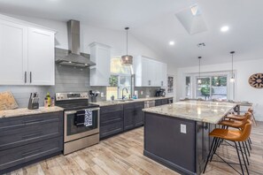 4 bedrooms, Internet - Modern Mesa Oasis Free Heated Pool Al-fresco Living (Mesa)