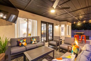 4 bedrooms, Internet - Modern Mesa Oasis Free Heated Pool Al-fresco Living (Mesa)