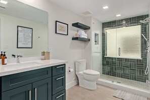 House, Accessible | Desk, Internet