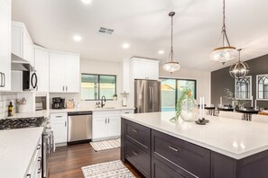 House | 4 bedrooms, Internet - Broadway Palms Private Pool Chef Kitchen Office (Tempe)