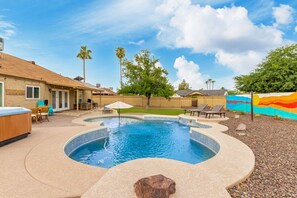 A swimming pool with a hot tub, lounge chairs, and a mural on the wall. - Corbell Park Casa W Pool Spa - S Tempe (Tempe)