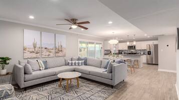 House | 4 bedrooms, desk, Internet