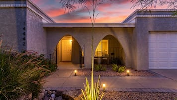 House | 4 bedrooms, desk, Internet