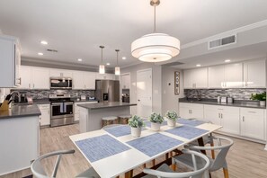 House | 4 bedrooms, desk, Internet