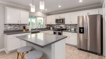 House | 4 bedrooms, desk, Internet