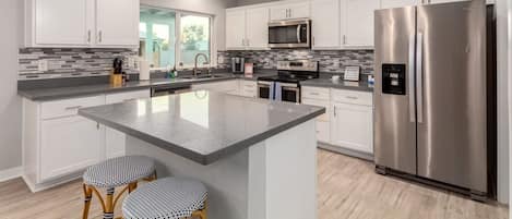 House | 4 bedrooms, desk, Internet