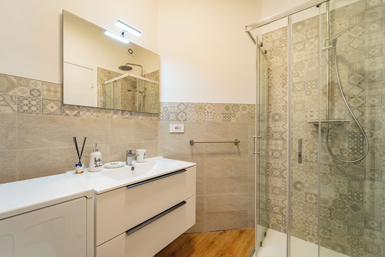Douche, sèche-cheveux, bidet, serviettes fournies