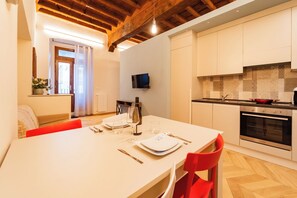 Een koelkast, een microgolfoven, een oven, een kookplaat