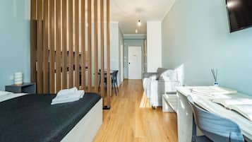 Tabla de planchar con plancha, wifi gratis y ropa de cama