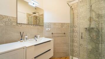 Chuveiro, secador de cabelo, bidê, toalhas de banho