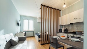Un apartamento moderno con sala de estar, comedor y cocina.