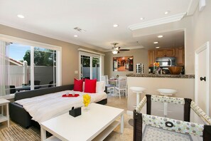 Apartment | 2 bedrooms, desk, Internet - Multi-level 2br-fast Wifi-free Parking -cm-1 (Costa Mesa)