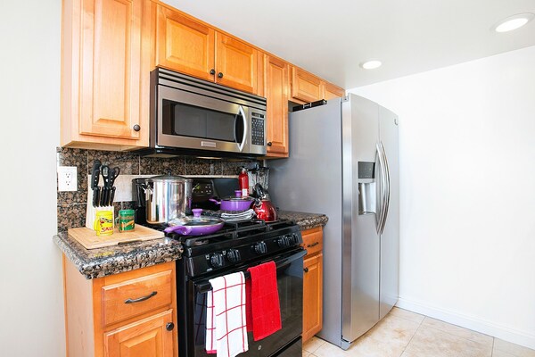 Multi-level 2br-fast Wifi-free Parking -Cm-1 - Costa Mesa, CA