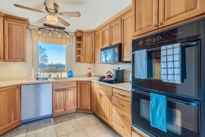 A kitchen with wooden cabinets, a dishwasher, a microwave, and a double oven. - 1 Country House Game Room BBQ Near Nashville TA (Franklin)