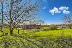 A rural landscape with a red brick house, a white barn, and a green field. - 1 Country House Game Room BBQ Near Nashville TA (Franklin)