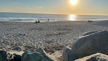 2 bedrooms, desk, Internet