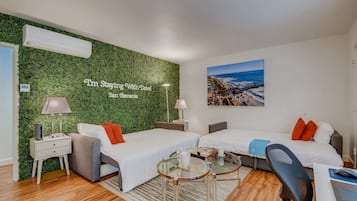 2 bedrooms, desk, Internet