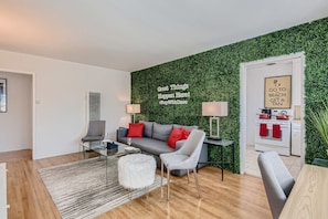 House | 1 bedroom, desk, high-speed internet - Walk to Beach - King Apt In 1 Area - AB (San Clemente)