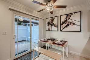 Apartment | 2 bedrooms, desk, Internet - Stylish- Multi-level- Patio- Games - Fast Wifi-cm3 (Costa Mesa)