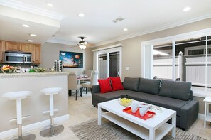 Apartment | 2 bedrooms, desk, Internet - Costa Mesa -newport- Patio - Free Parking-cm-2 (Costa Mesa)