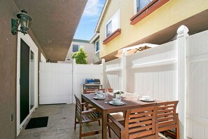 Apartment | 2 bedrooms, desk, Internet - Costa Mesa -newport- Patio - Free Parking-cm-2 (Costa Mesa)