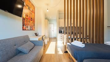 Tabla de planchar con plancha, wifi gratis y ropa de cama